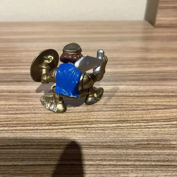 Vintage Fisher Price Castle Knights Lot of 2 1 Black Knight 1 Gold 2/2.25” 1993 - Picture 6 of 8